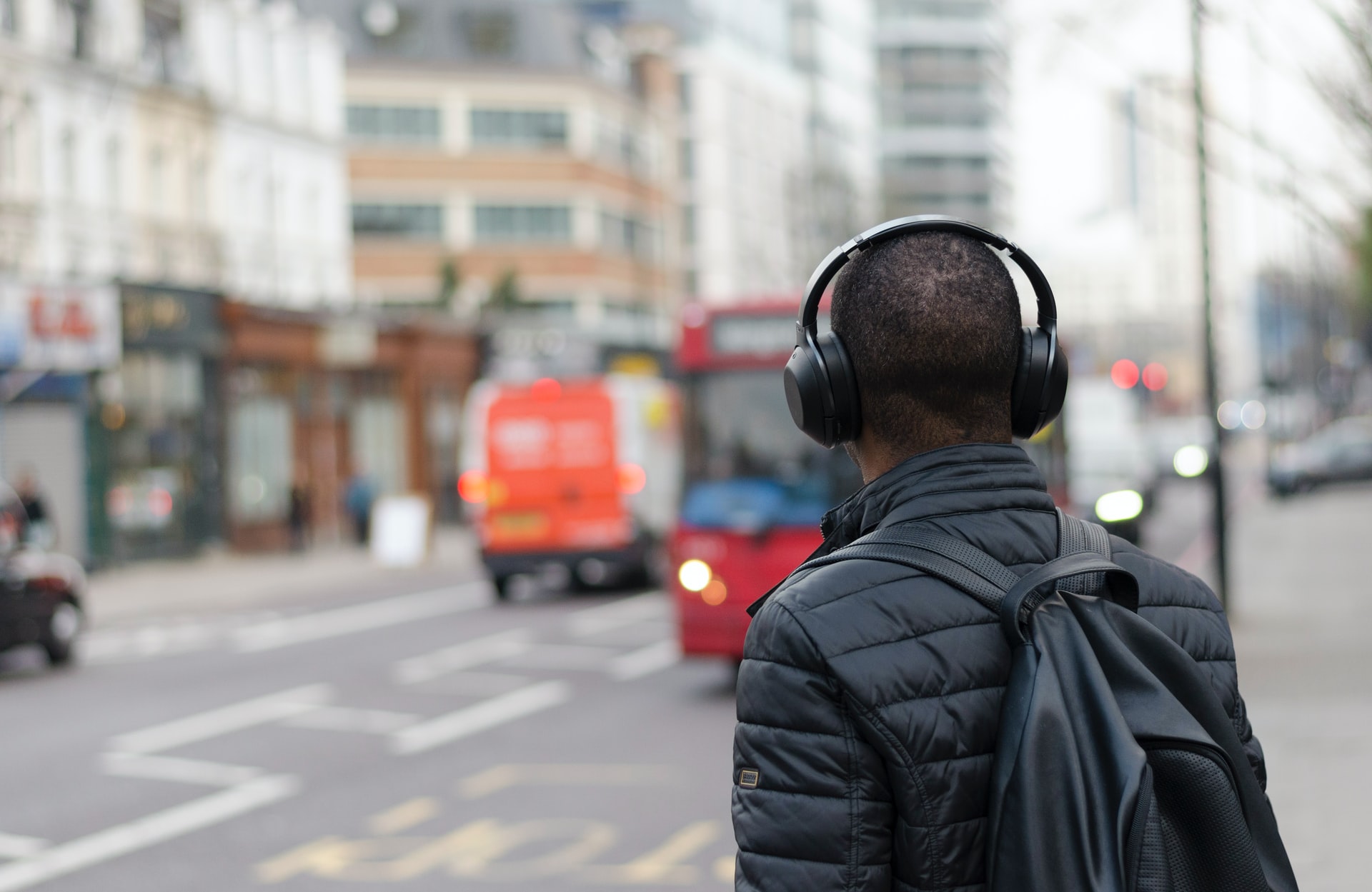 Japanisch Hören im Alltag. Mann nutzt Kopfhörer um unterwegs Japanisch zu hören