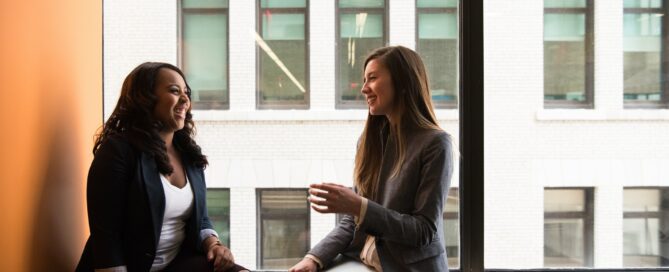 Zwei Frauen sitzen sich gegenüber und unterhalten sich darüber wie man Japanisch sprechen lernen kann