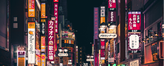 Eine japanische Straßenszene bei Nacht. Doch man kann genauso gut in Deutschland Japanisch lernen