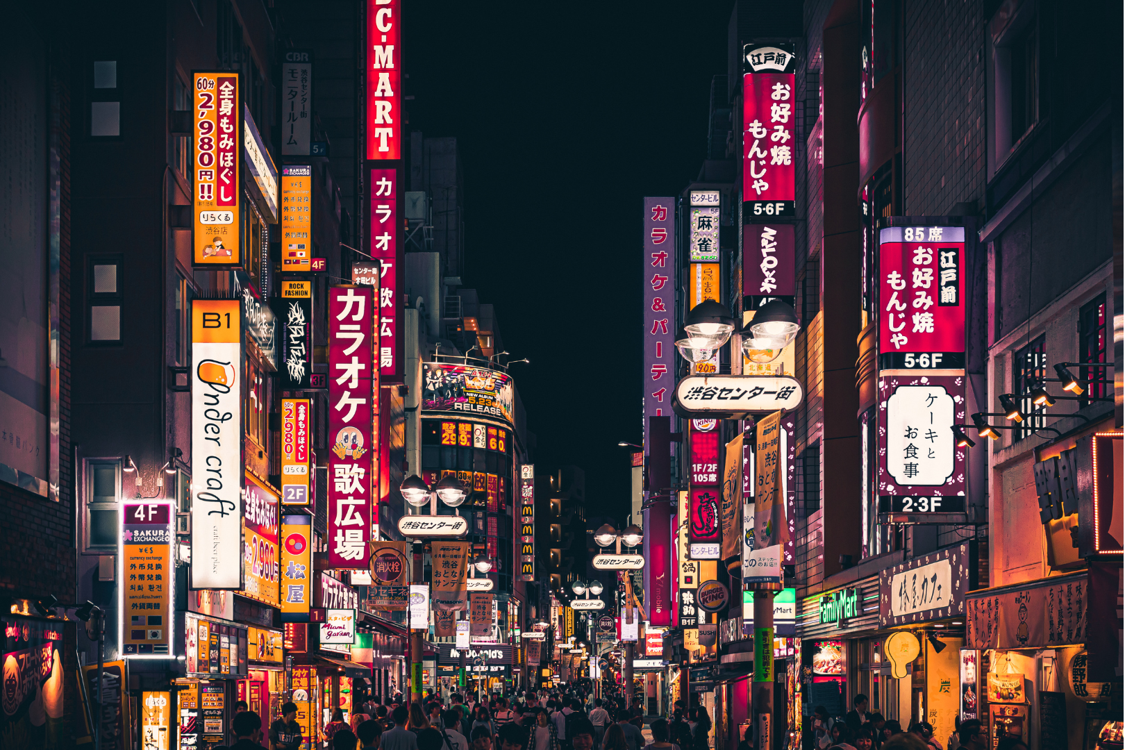 Eine japanische Straßenszene bei Nacht