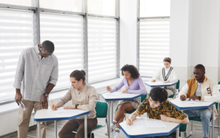 Schüler schreiben eine Japanisch-Prüfung in einem Klassenzimmer