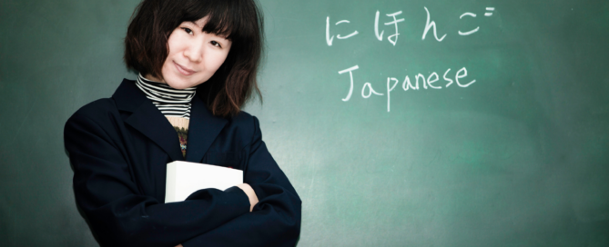Eine Japanisch-Lehrerin steht vor einer Tafel