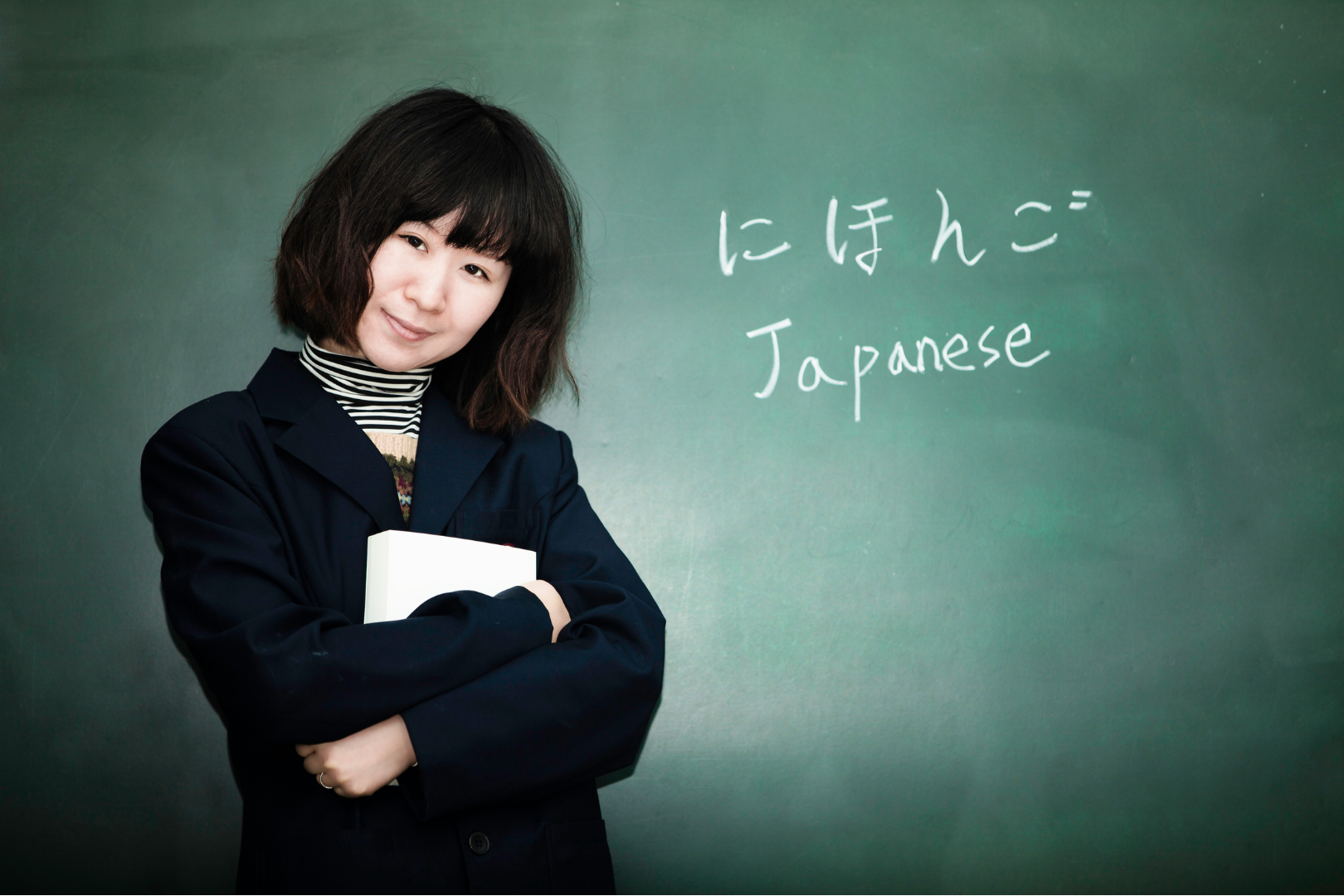 Eine Japanisch-Lehrerin steht vor einer Tafel