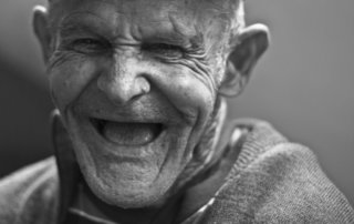 Lachender alter Mann