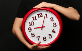 Eine rote Uhr, welche sinnbildlich für die Frage steht, wie lange es dauert Japanisch zu lernen