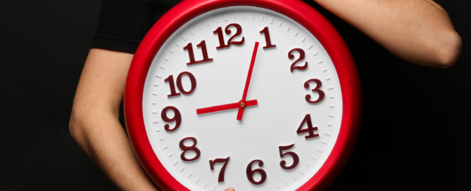 Eine rote Uhr, welche sinnbildlich für die Frage steht, wie lange es dauert Japanisch zu lernen