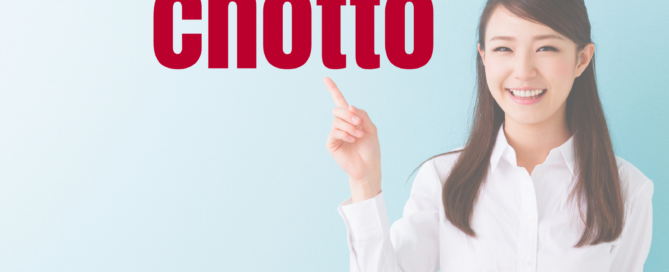 Japanerin zeigt auf das Wort chotto