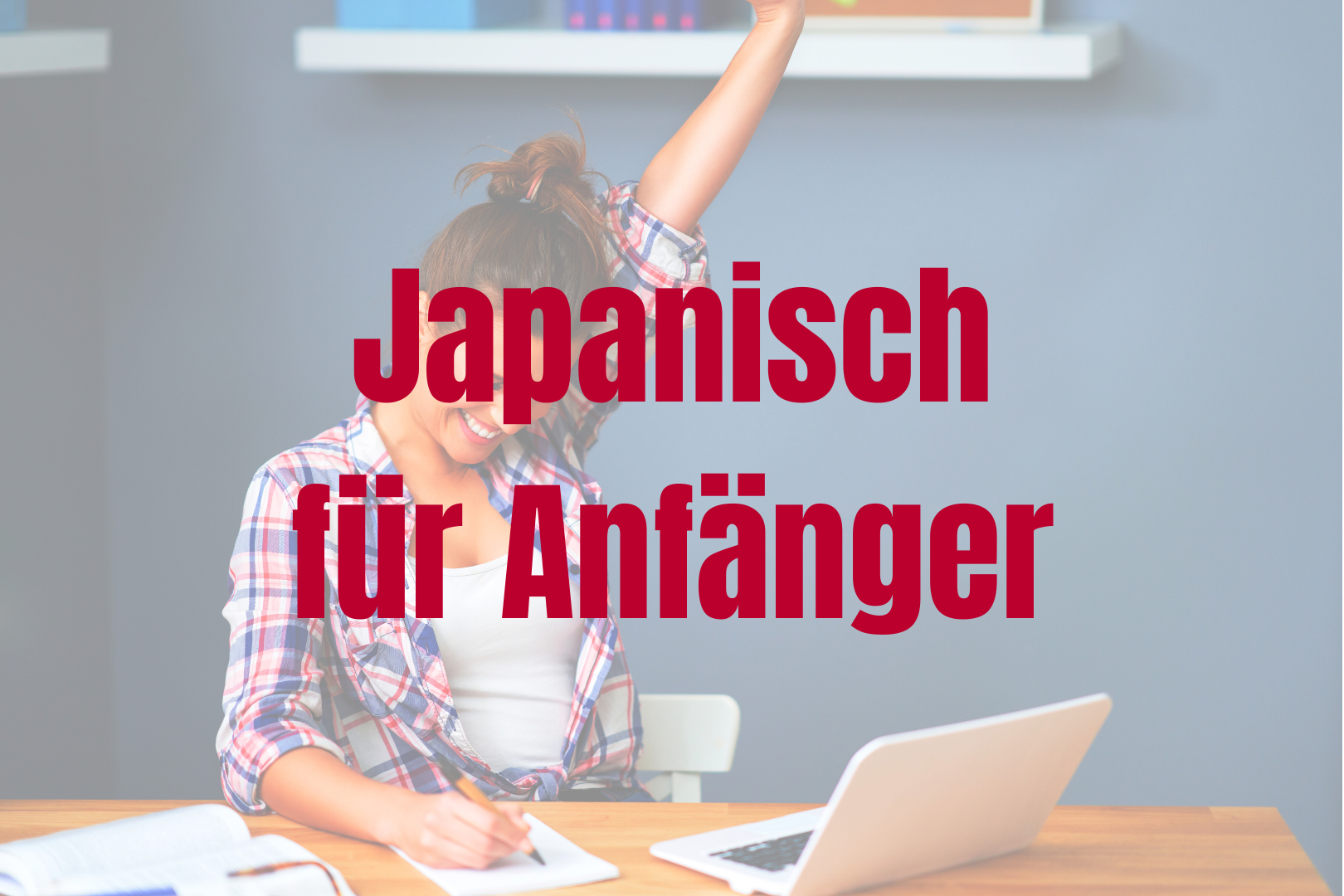 Japanisch für Anfänger. Frau reißt Arm in die Höhe beim Lernen.