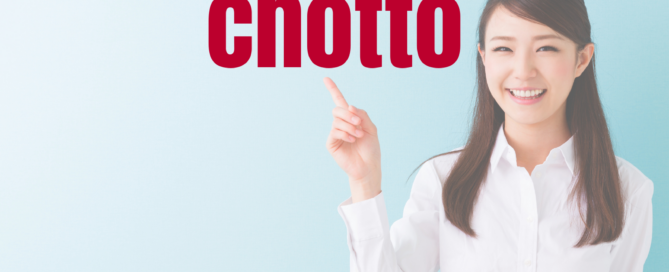 Japanerin zeigt auf das Wort chotto