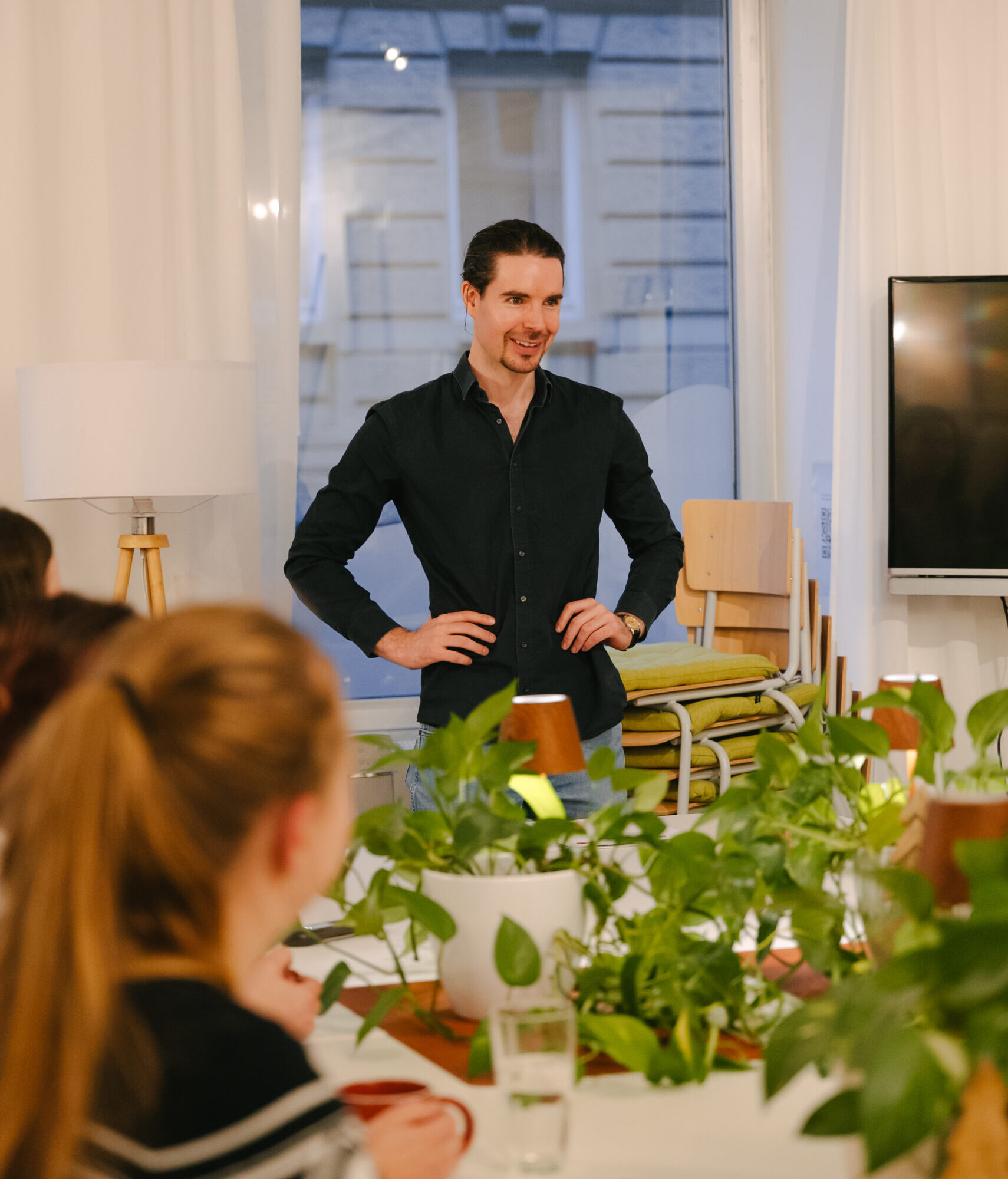 Tobias steht vor Schülern