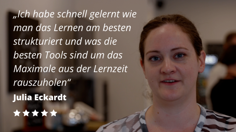 Vorschaubild-Julia-Eckardt-3 Julia lächelt in die Kamera und vergibt 5 Sterne